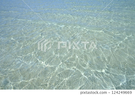 石垣島海灘水面的波浪紋 124249669