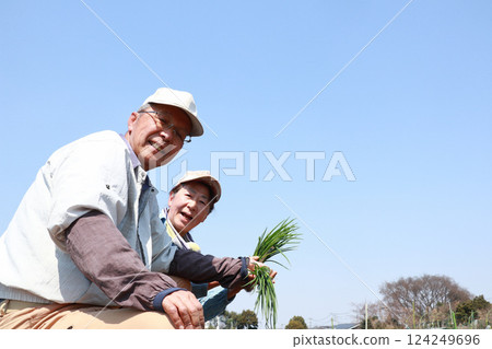 菜園裡的老年夫婦 124249696