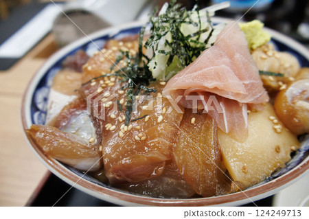 Eat market food at the fishing port 124249713