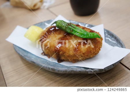 在自助餐廳吃美味的炸丸子 124249865
