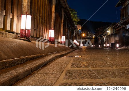 京都市東山區高台寺附近迷人的夜間小巷照片 124249996
