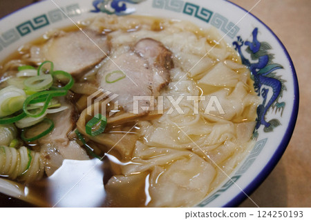 人氣餐廳的美味餛飩麵 124250193