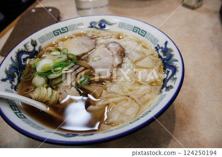 人氣餐廳的美味餛飩麵 124250194