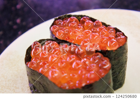當地壽司店的新鮮美味鮭魚子 當地壽司店的新鮮美味鮭魚子 124250680