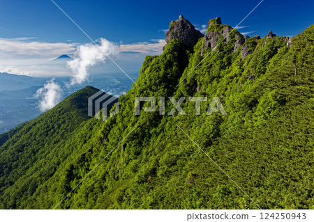 八嶽山脈的夏季、權現岳、富士山和三附山的岩石山峰 124250943