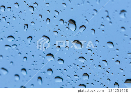 雨滴落在窗戶上 雨滴落在窗戶上 124251458