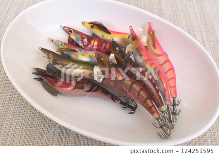 只需使用您最喜歡的顏色作為魷魚釣魚誘餌 124251595