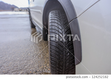 一輛配備四季輪胎的四輪驅動車在雪地上行駛 124252182