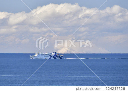 初春時節在北海道江差拍攝奧尻渡輪和白雪皚皚的大島 初春時節在北海道江差拍攝奧尻渡輪和白雪皚皚的大島 124252326