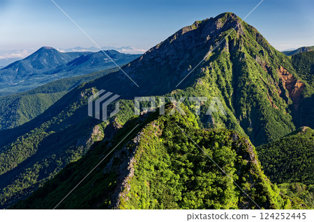 夏季從八嶽山脈的權現岳望去的妙高山脈的赤岳、橫岳、阿彌陀岳、蓼科岳 124252445