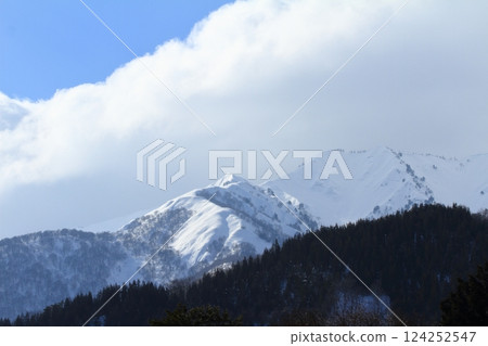 Scenery of the snowy mountaintops of Shirakawa-go in mid-winter 124252547