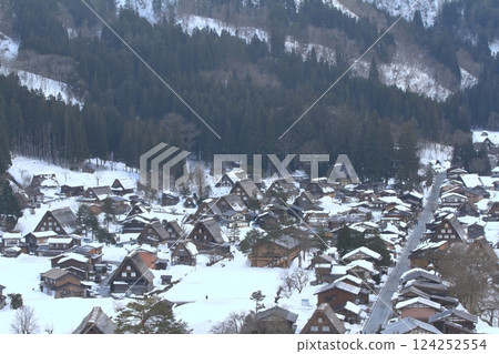 Snow-covered Shirakawa-go Gassho Village as seen from the Ogimachi Castle Ruins Observatory 124252554