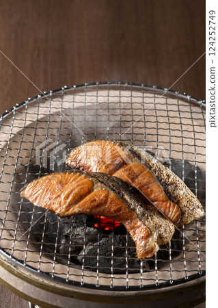 木炭烤架上烤的美味鮭魚 124252749