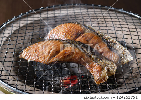 木炭烤架上烤的美味鮭魚 124252751