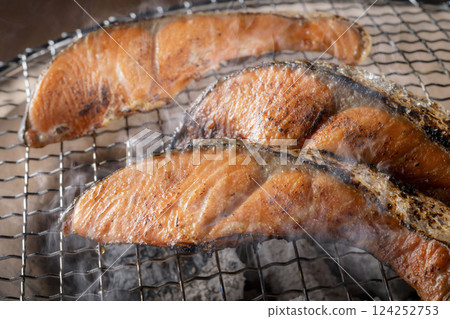 木炭烤架上烤的美味鮭魚 木炭烤架上烤的美味鮭魚 124252753