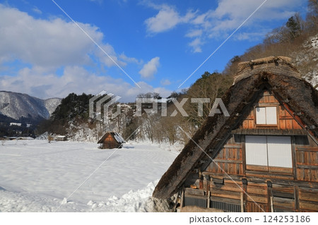 白川鄉合掌村的雪景在藍天映襯下格外引人注目 124253186