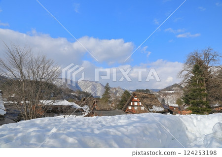 The beautiful scenery of the Ogimachi Gassho-style village in Shirakawa-go, illuminated against the blue sky The beautiful scenery of the Ogimachi Gassho-style village in Shirakawa-go, illuminated against the blue sky 124253198