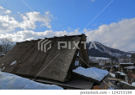 Gassho-style houses in Shirakawa-go Ogimachi Gassho-style village under a blue sky Gassho-style houses in Shirakawa-go Ogimachi Gassho-style village under a blue sky 124253199