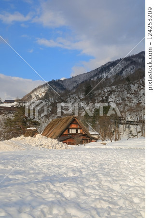 白川鄉荻町合掌村的壯麗景色,合掌村落矗立在雪地上 白川鄉荻町合掌村的壯麗景色,合掌村落矗立在雪地上 124253209