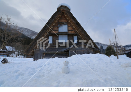 白川鄉合掌村合掌屋前的雪人 白川鄉合掌村合掌屋前的雪人 124253246