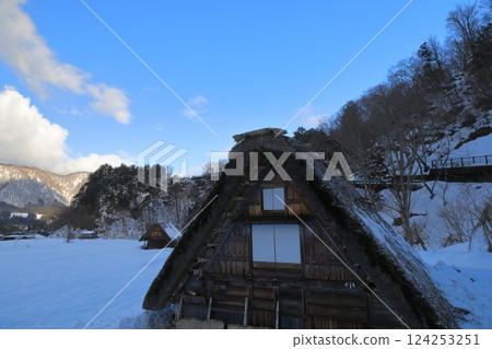 View of the Ogimachi Gassho-style village in Shirakawa-go, where Gassho-style houses stand in the snowy plains View of the Ogimachi Gassho-style village in Shirakawa-go, where Gassho-style houses stand in the snowy plains 124253251
