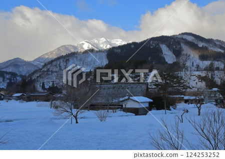 Scenery of the Shirakawa-go Ogimachi Gassho-style village with the beautiful snow-capped mountains in the background Scenery of the Shirakawa-go Ogimachi Gassho-style village with the beautiful snow-capped mountains in the background 124253252