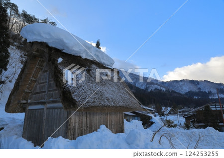 白川鄉一棟屋頂覆蓋著白雪的可愛合掌式小屋 124253255