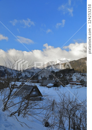 白川鄉荻町合掌村的景色，讓人想起日本的原始風景 124253258