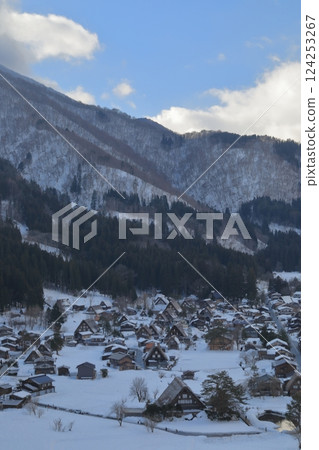 雪山腳下的白川鄉荻町合掌村風景 雪山腳下的白川鄉荻町合掌村風景 124253267