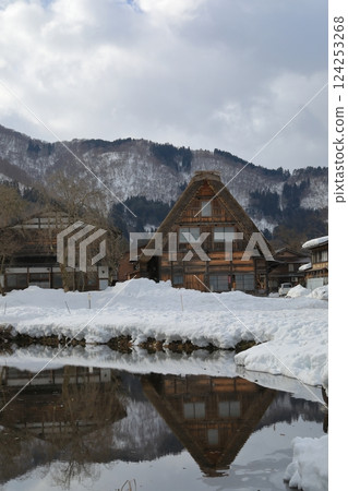 池水倒映著合掌造房屋的白川鄉景色 池水倒映著合掌造房屋的白川鄉景色 124253268