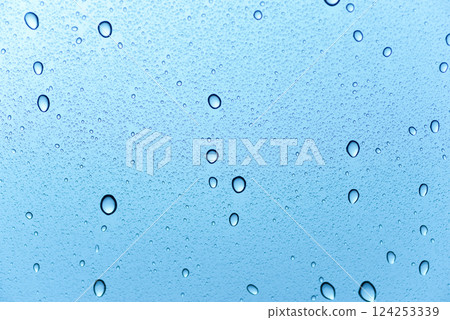 附著在玻璃上的水滴 124253339