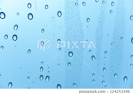 附著在玻璃上的水滴 附著在玻璃上的水滴 124253340