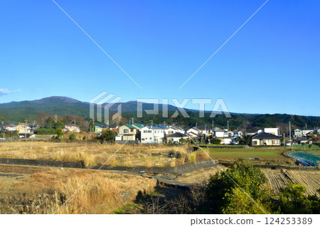 View from the train window on JR Central's Gotemba Line from Numazu Station to Iwanami Station (December 2022) 124253389