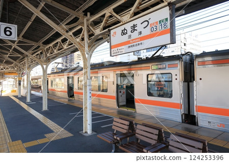 從 JR 東海禦殿場線沼津站至岩波站的車窗所看到的風景（2022 年 12 月） 124253396