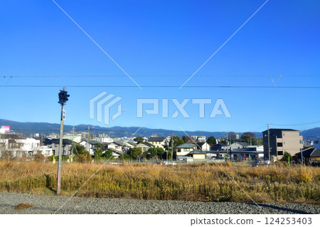 從 JR 東海禦殿場線沼津站至岩波站的車窗所看到的風景（2022 年 12 月） 124253403