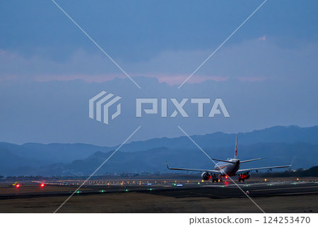 黃昏時分的仙台機場,飛機起飛,宮城縣名取市 黃昏時分的仙台機場,飛機起飛,宮城縣名取市 124253470