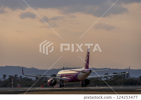黃昏時分的仙台機場,飛機起飛,宮城縣名取市 黃昏時分的仙台機場,飛機起飛,宮城縣名取市 124253477