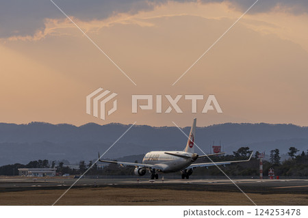 黃昏時分的仙台機場,飛機起飛,宮城縣名取市 黃昏時分的仙台機場,飛機起飛,宮城縣名取市 124253478