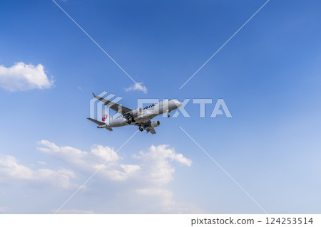 黃昏時分的仙台機場，飛機降落，宮城縣名取市 124253514