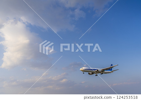 黃昏時分的仙台機場,飛機降落,宮城縣名取市 黃昏時分的仙台機場,飛機降落,宮城縣名取市 124253518