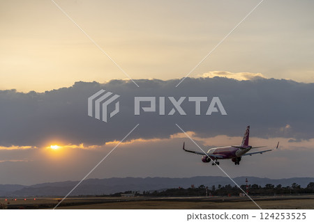 黃昏時分的仙台機場，飛機降落，宮城縣名取市 124253525