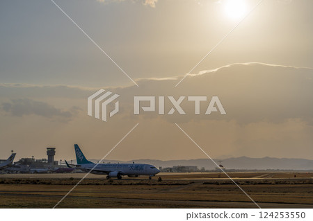 黃昏時分的仙台機場，飛機滑行，宮城縣名取市 124253550
