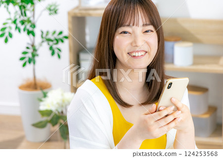看智能手機的少婦 124253568