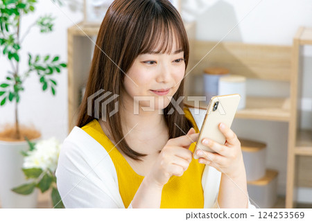 看智能手機的少婦 124253569