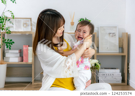 媽媽安慰哭泣的嬰兒 124253574