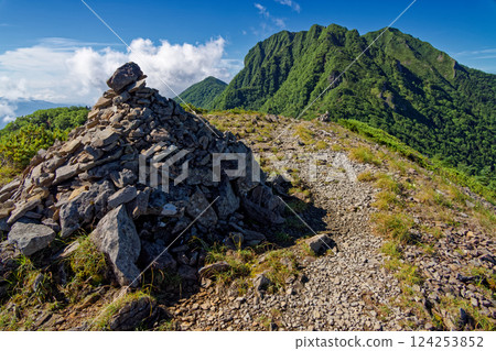 從八嶽山脈的 Kiretto 橫斷路線上的 Tsurune 附近看到的權現山山脊 從八嶽山脈的 Kiretto 橫斷路線上的 Tsurune 附近看到的權現山山脊 124253852