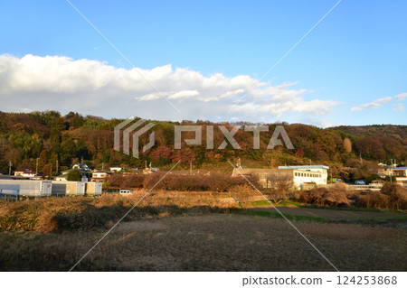 從 JR 東海禦殿場線松田站至神津站的車窗所看到的風景(2022 年 12 月) 從 JR 東海禦殿場線松田站至神津站的車窗所看到的風景(2022 年 12 月) 124253868