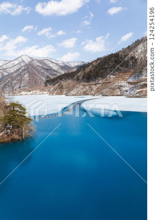 群馬縣四萬溫泉奧島湖的融雪 124254196