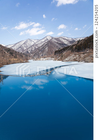 群馬縣四萬溫泉奧島湖的融雪 群馬縣四萬溫泉奧島湖的融雪 124254205