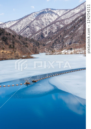群馬縣四萬溫泉奧島湖的融雪 124254211